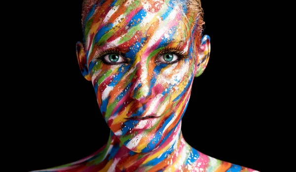 Vivre la vie en couleur. Portrait recadré d'une jeune femme posant avec de la peinture sur le visage. — Photo