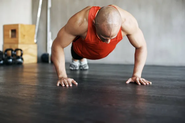 Entrenar como una bestia. Una foto de un hombre haciendo flexiones en el gimnasio. —  Fotos de Stock