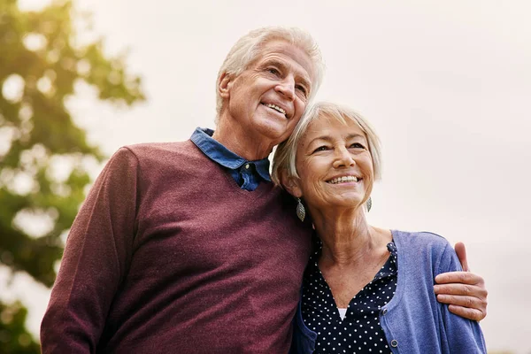 Metas matrimoniales. Foto de una feliz pareja de ancianos en el parque. — Foto de Stock