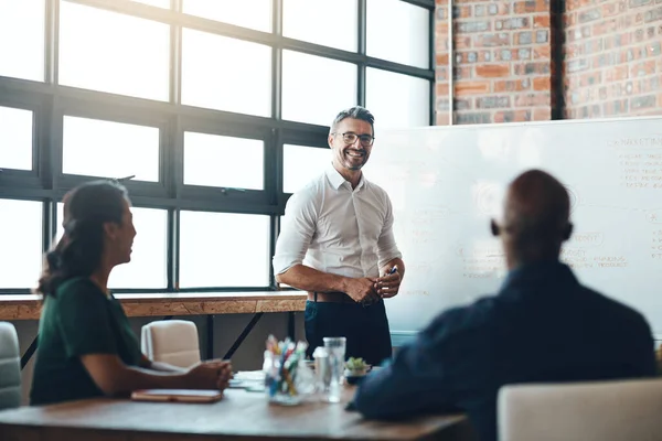 Austausch wichtiger Aktualisierungen mit dem Team. Aufnahme eines Geschäftsmannes bei einer Präsentation vor Kollegen in einem Sitzungssaal. — Stockfoto