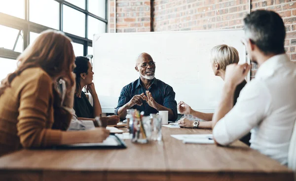 Trabajar con el equipo para llegar a una decisión — Foto de Stock