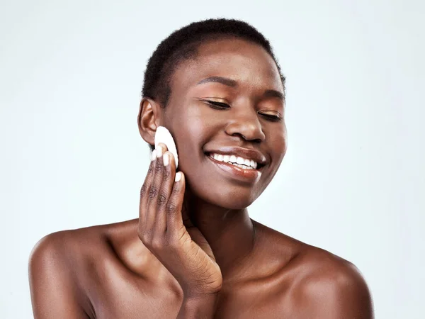 It leaves her face feeling so fresh — Stock Photo, Image