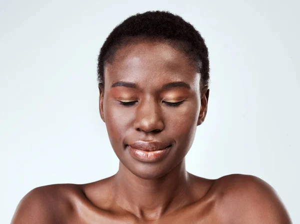 Så lysande som huden ska vara. Studio skott av en vacker ung kvinna poserar mot en grå bakgrund. — Stockfoto