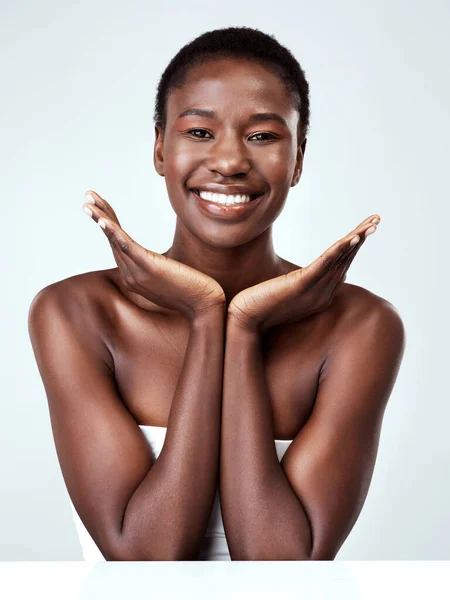 Makellose Haut verdient es, zur Schau gestellt zu werden. Studioporträt einer schönen jungen Frau, die vor grauem Hintergrund posiert. — Stockfoto