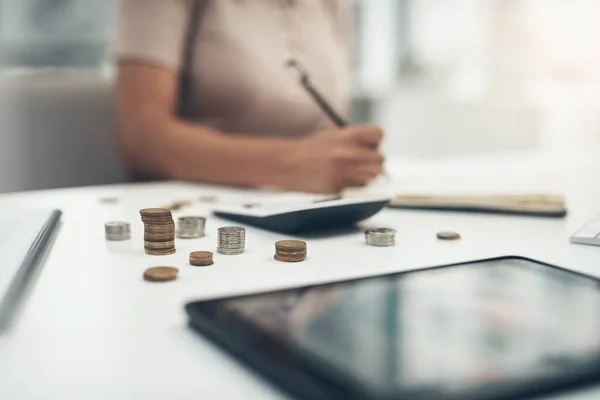 A trabalhar nos seus objectivos financeiros. Imagem de perto de uma empresária irreconhecível que calcula as finanças num escritório. — Fotografia de Stock