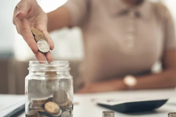 Ein paar Pfennige mehr ins Geldgefäß stecken — Stockfoto