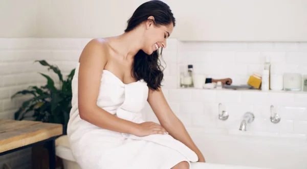 Lycka är ett långt avkopplande bad. Skjuten av en attraktiv ung kvinna förbereder sig för att ta ett bad hemma. — Stockfoto