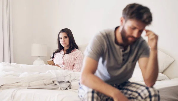 No todo son dulces y rosas. Fotografía de una joven pareja discutiendo en el dormitorio de su casa. — Foto de Stock