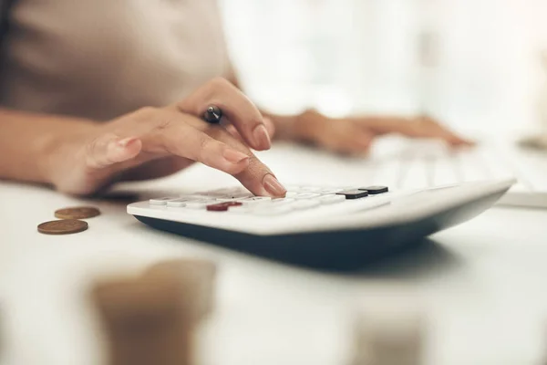 Totalmente suas despesas e ganhos. Imagem de perto de uma empresária irreconhecível que calcula as finanças num escritório. — Fotografia de Stock