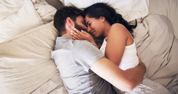 你是我的安全空间。拍到一对深情的年轻夫妇在床上拥抱. — 图库照片