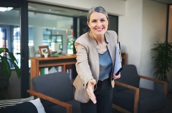 Bienvenido a mi oficina de bienestar. Retrato de una psicóloga madura confiada extendiendo su brazo para un apretón de manos. —  Fotos de Stock