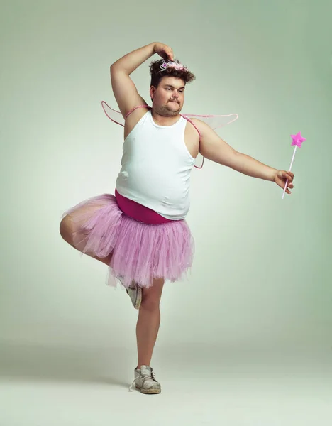 난 발레를 해. 핑크 요정 복장을 하고 발레를 하는 뚱뚱 한 남자. — 스톡 사진