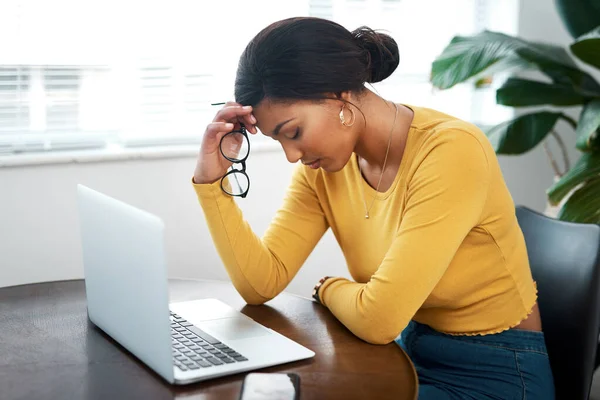 Fáj a fejem. Vágott lövés egy vonzó fiatal nő ül az otthonában, és szenved a fejfájás használata közben a laptop. — Stock Fotó