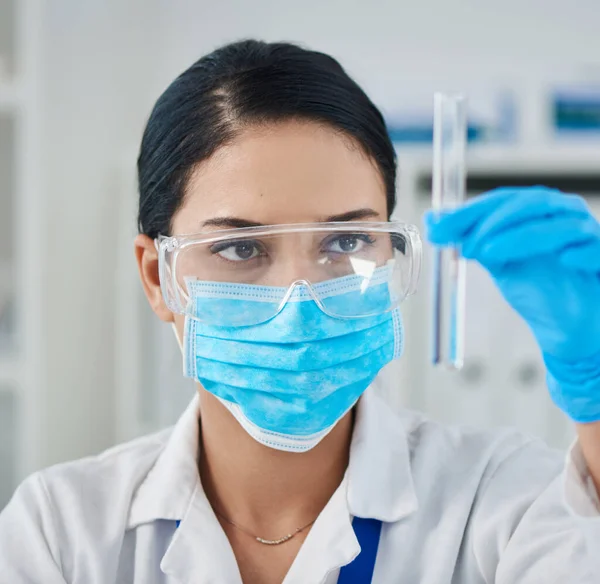 Le maestro en médecine moderne. Prise de vue d'un jeune scientifique effectuant une expérience dans un laboratoire. — Photo