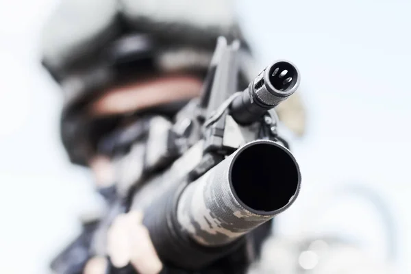 Krigsvapen. Närbild selektivt fokus på pipan på en pistol. — Stockfoto