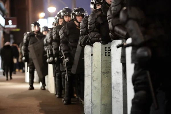 Aquí para crear paz, no voilencia. El ejército atrincherando un motín en la ciudad. — Foto de Stock