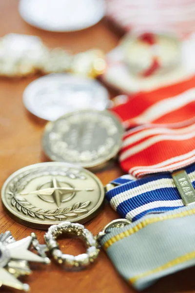 Uhonorować i służyć. Zbliżenie medali wojennych leżących na stole. — Zdjęcie stockowe