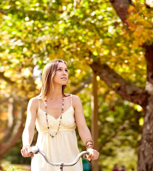Belleza otoñal. Fotografía de una atractiva joven en el parque en un día de otoño. — Foto de Stock