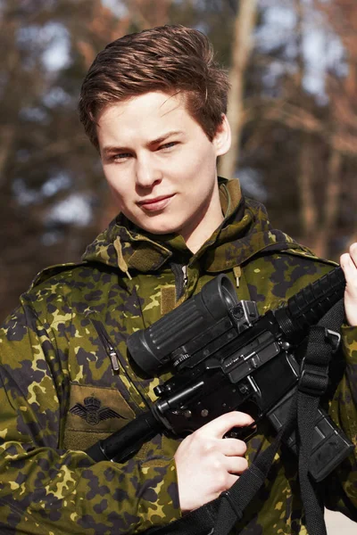 Stolt skydda sitt land. En ung soldat stående med ett gevär. — Stockfoto