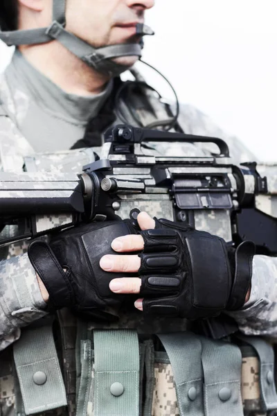 Soldaten är redo att vila. Närbild beskärs skott av midriff av en soldat som håller sin pistol mot bröstet. — Stockfoto