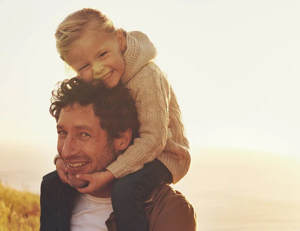 Adoro ser a miúda dos pais. Tiro de um pai carregando sua menina em seus ombros enquanto caminhava ao ar livre. — Fotografia de Stock