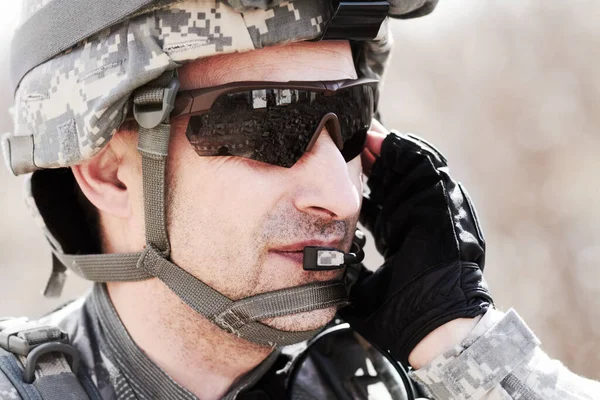 通信を維持する。ヘッドセットで通信している兵士の閉鎖プロファイル. — ストック写真