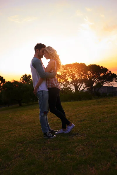 Pôr-do-sol que estabelecem o clima para o amor — Fotografia de Stock