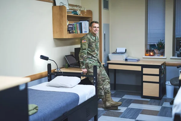 軍事寮での日常生活。陸軍士官学校の寮で若い兵士のショット. — ストック写真
