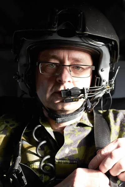 Chiamiamo l'aria a terra.... Ritratto di un pilota che indossa un casco con un dispositivo di comunicazione. — Foto Stock