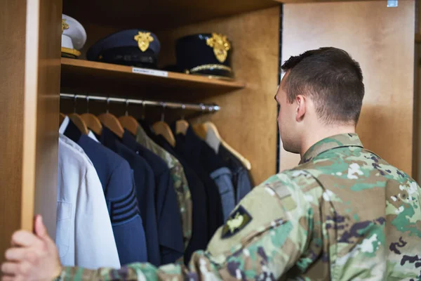 Indossare un'uniforme e 'una promessa. — Foto Stock