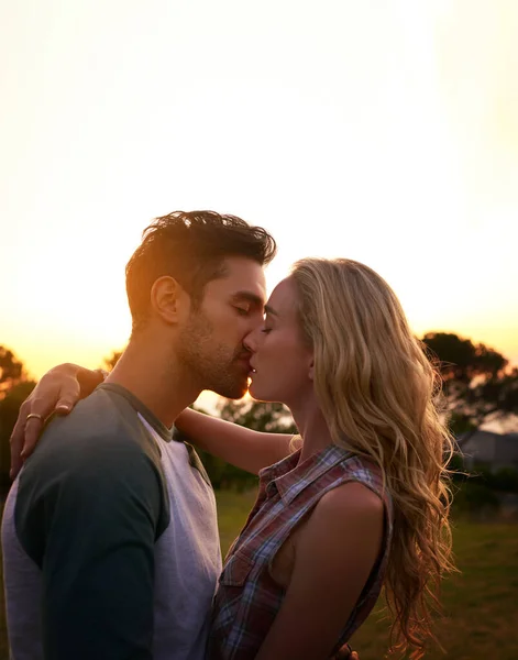 Entrou no romance. Tiro cortado de um jovem casal afetuoso ao ar livre. — Fotografia de Stock