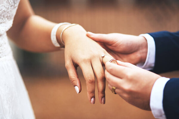 Mi sono impegnato con te per sempre. Colpo ritagliato di uno sposo irriconoscibile che mette un anello al dito delle sue spose il giorno del loro matrimonio. — Foto Stock