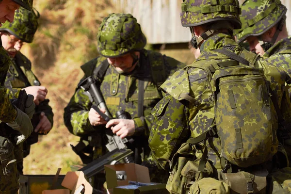 Var alltid förberedd. Skjuten av en grupp soldater som samlade sina vapen. — Stockfoto