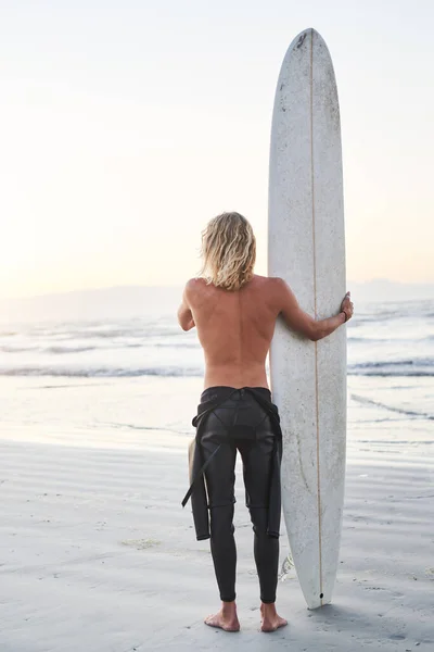 Mit einem Surfbrett wird es nie langweilig — Stockfoto
