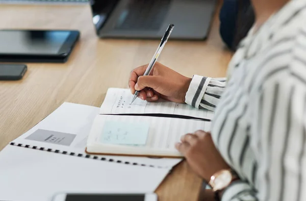 Lassen Sie keine Informationen zurück. Schnappschuss einer Geschäftsfrau beim Schreiben von Notizen während eines Meetings in einem modernen Büro. — Stockfoto