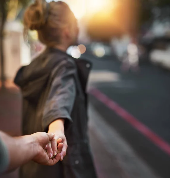 보여 주고 싶은게있어. 한 젊은 여자가 남자 친구들의 손을 잡아당기는 장면. — 스톡 사진