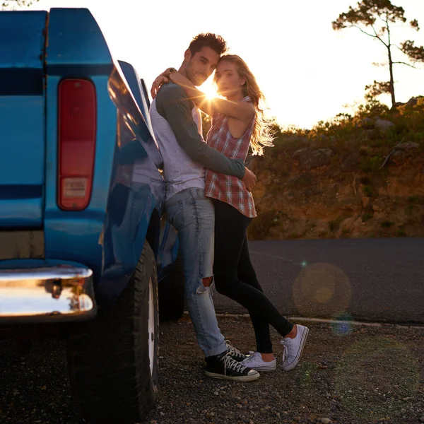 Wir gönnen uns einen romantischen Roadtrip — Stockfoto