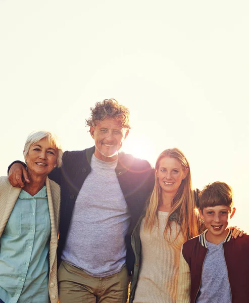 Nehmen Sie sich Zeit für die Familie. Porträt eines älteren Ehepaares mit Tochter und Enkel. — Stockfoto