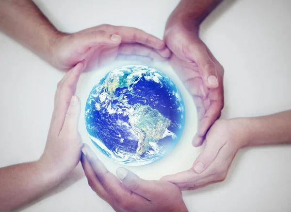 我们可以一起拯救我们的星球。用人类的双手环绕着地球以保护它的图像. — 图库照片