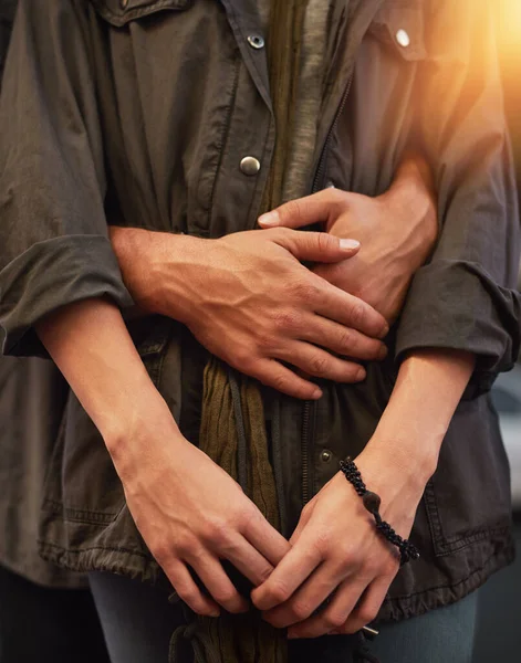 Nunca deixe uma coisa boa ir. Tiro cortado de um casal irreconhecível e afetuoso em pé juntos. — Fotografia de Stock