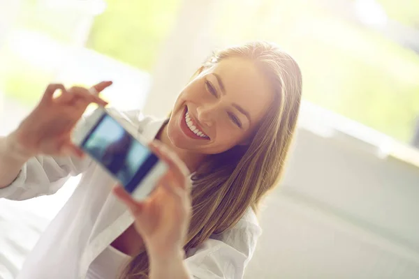 Zondagochtend selfies. Opname van een jonge vrouw die een ochtend selfie in haar slaapkamer. — Stockfoto