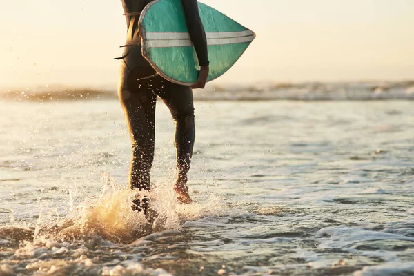 Hayat sana sert dalgalar verdiğinde, sörf yap. — Stok fotoğraf