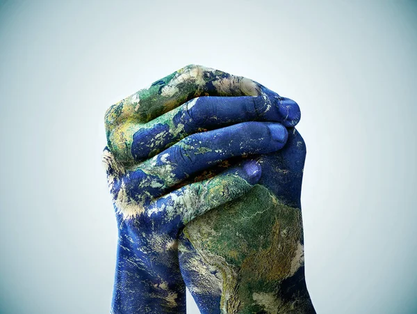Wir sind die Welt. Eine abgeschnittene Aufnahme von Händen, die gemalt wurden, um wie die Erde auszusehen. — Stockfoto