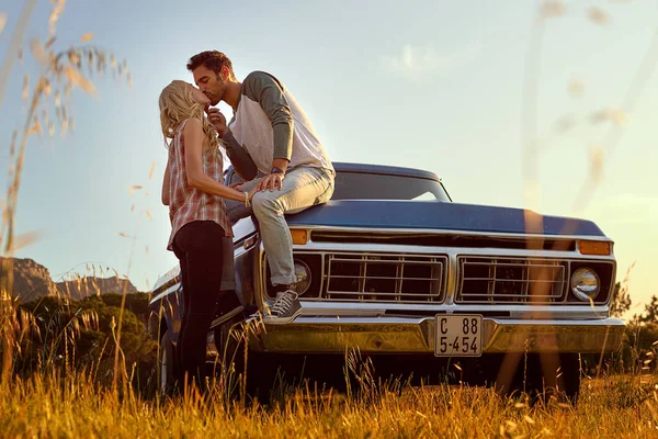 Definiendo momentos en su relación. Foto de una pareja joven y cariñosa en un viaje por carretera. —  Fotos de Stock