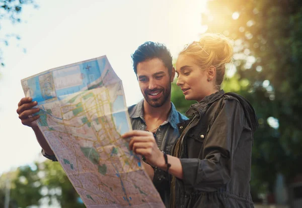 Disfruta el viaje. Fotografía de una joven pareja utilizando un mapa mientras explora la ciudad. — Foto de Stock