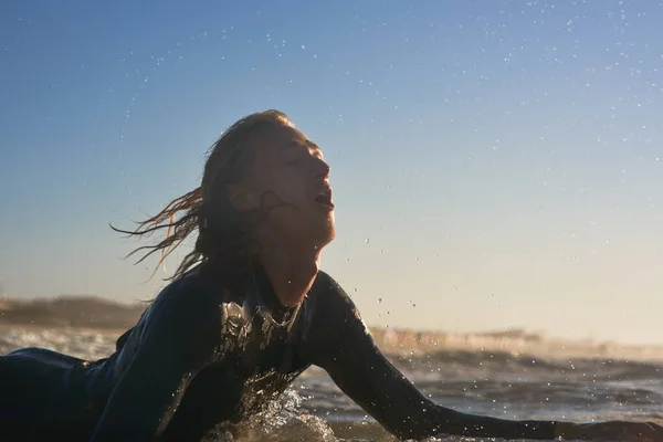 Elkapta a hullám. Egy jóképű fiatalemberről, aki az óceánban szörfözik.. — Stock Fotó