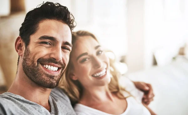 Tempo juntos é tempo bem gasto. Tiro de um casal relaxante em casa. — Fotografia de Stock