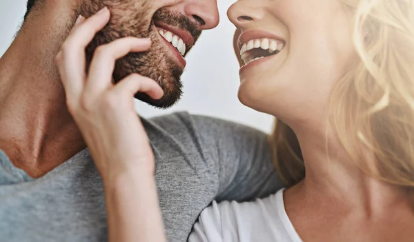 Die einfache Freude einer zärtlichen, liebevollen Berührung — Stockfoto