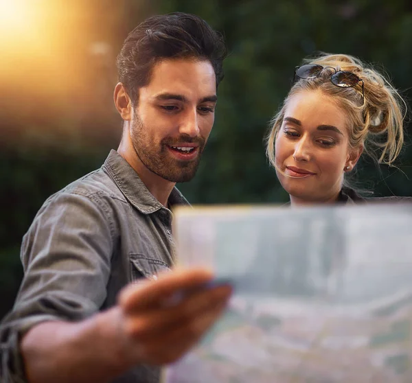 У нас так много вариантов. Съемка молодой пары с помощью карты во время осмотра города. — стоковое фото