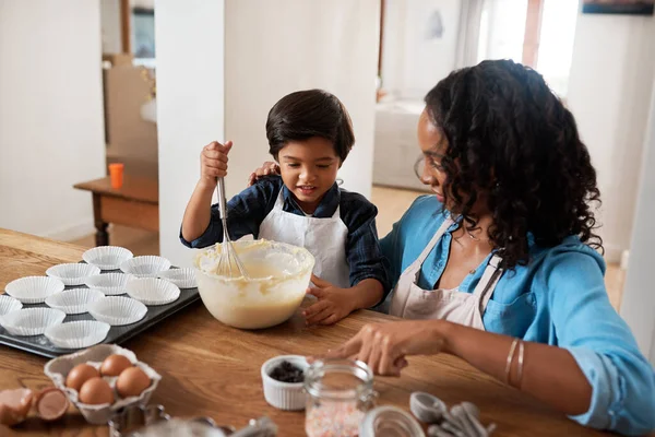 烘焙是一种双赢的活动。拍到一个女人和她的小儿子在家里烘烤. — 图库照片